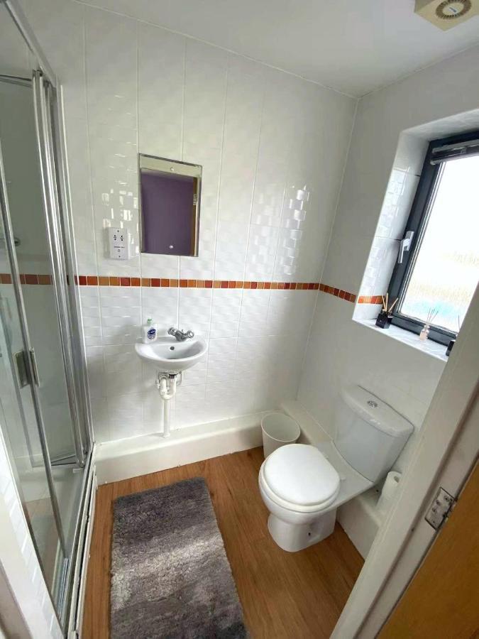 Lovely 2-bedrooms Step To The Apartment