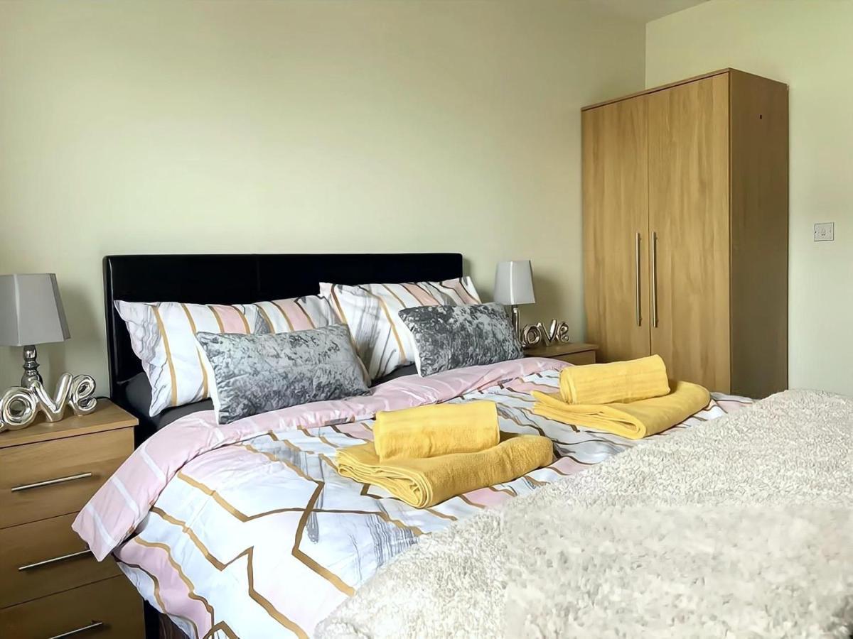 Lovely 2-bedrooms Step To The Apartment