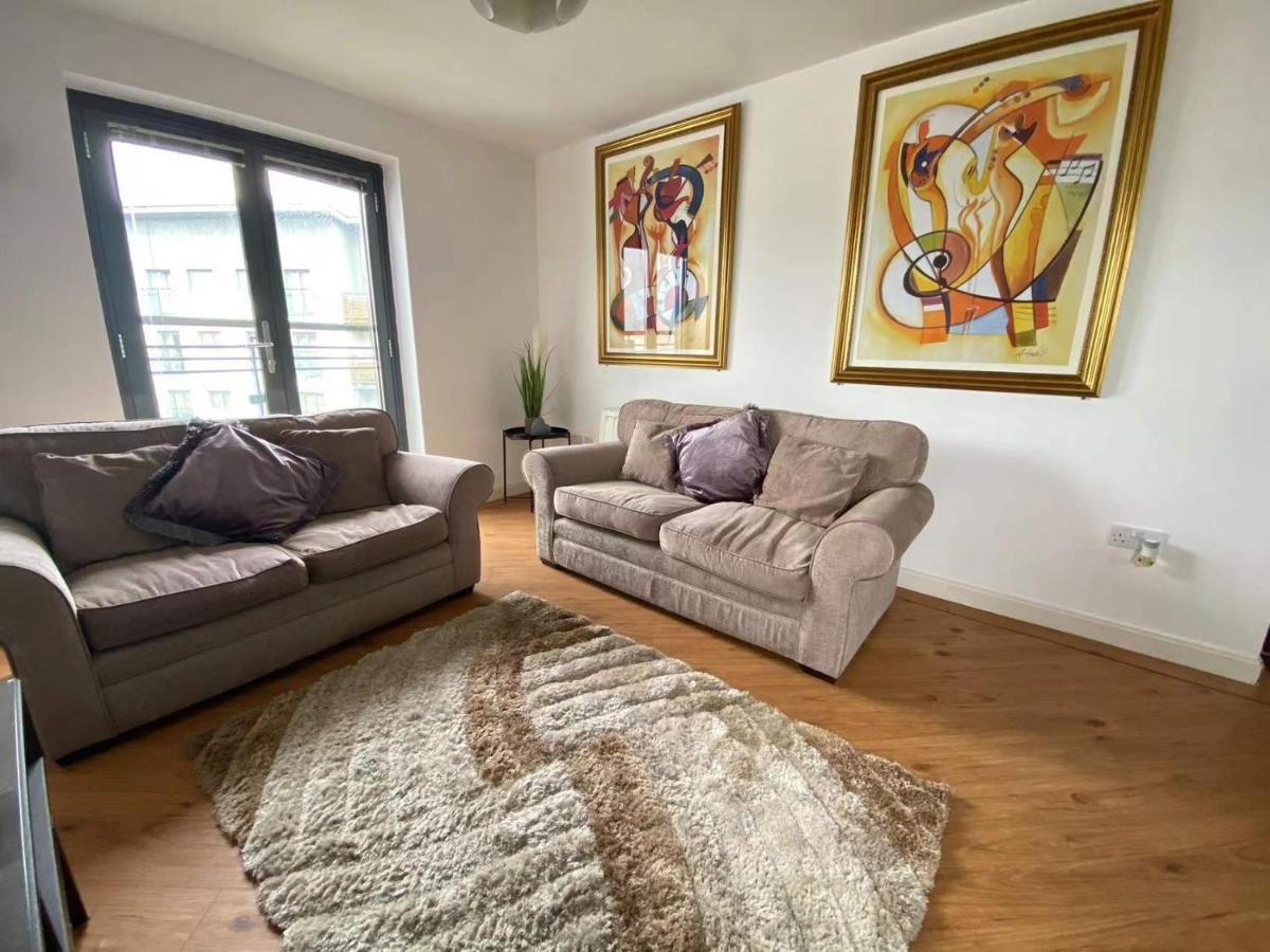 Lovely 2-bedrooms Step To The Apartment *