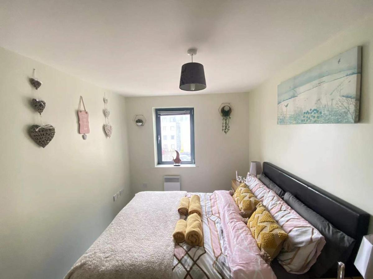 Lovely 2-bedrooms Step To The Apartment